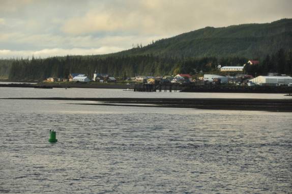 Passando por pequena cidade na Inside Passage, trecho entre Sitka e Ketchikan, no sudeste do Alaska